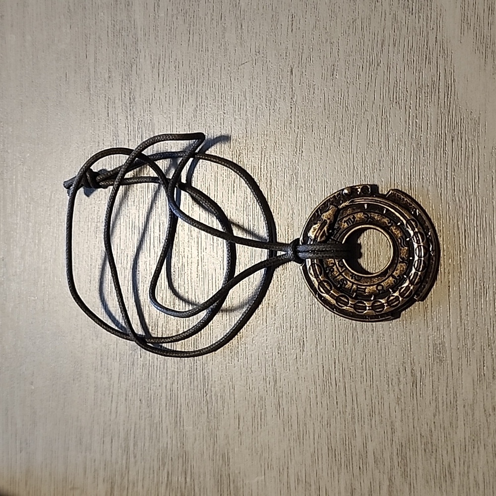 Assassin's Creed Connor Amulet Necklace Bronze - Picture 5 of 5